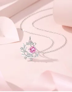 Dettaglio della collana in argento S925 con gemma a cuore rosa e ciondolo a farfalla