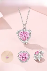 Primo piano della collana con cuore di zirconia rosa e stelle in finitura argento S925