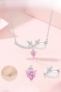 Detail der s925 Silberkette mit rosa Herzstein und Schleife mit Zirkonia-Besatz