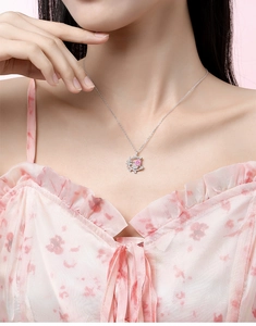 Dettaglio della collana luna in argento s925 con zircone a cuore rosa su un modello