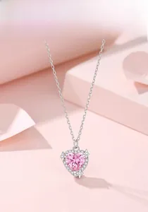Dettaglio della collana con cuore rosa in cristallo e catena in argento S925 con stelle