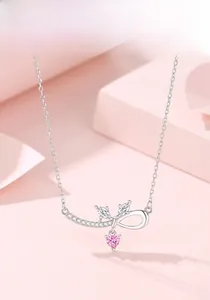 Detailaufnahme der S925 Silberhalskette mit Unendlichkeitssymbol und rosa Herzanhänger