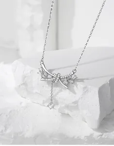 Détail macro du collier nœud en argent S925 avec gland et oxydes de zirconium brillants