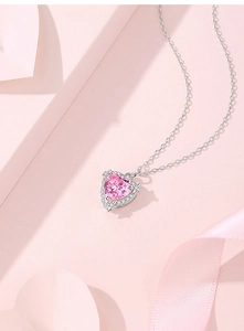Primo piano della collana in cristallo rosa a forma di cuore in argento S925