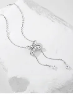 Détail du collier à pendentif nœud de cœur à pompon en argent S925 serti de zircons