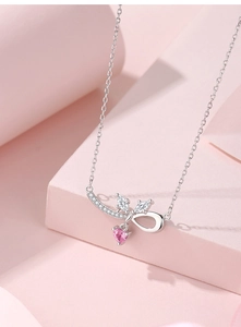 Makroaufnahme der s925 Silber Bow-Halskette mit rosa Herzanhänger und weißen Zirkonia