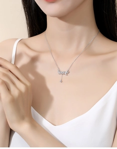 Détail de collier en argent sterling S925 avec nœud et pampilles en zircon brillant
