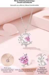 Dettaglio macro della collana cuore in zirconia rosa con accenti di luna e foglie in zircone