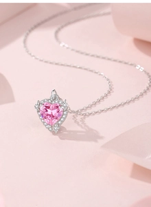 Dettaglio della collana cuore in argento S925 con zircone rosa e piccoli decori