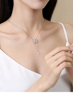 Vue détaillée du pendentif nœud en argent S925 avec glands et pierres gouttes