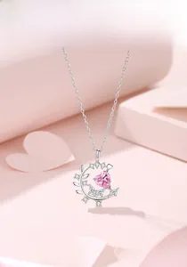 Dettaglio del ciondolo a luna in argento s925 con zircone rosa a cuore e accenti di foglie