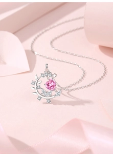 Dettaglio della collana in argento s925 con ciondolo a cuore rosa in zircone e foglie