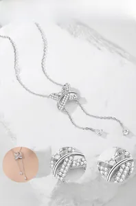 Vue détaillée du pendentif nœud en cœur en argent S925 avec zircons et élégants pompons