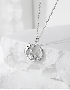 Détail macro du pendentif couronne dauphin et étoile en argent S925 sur roche naturelle