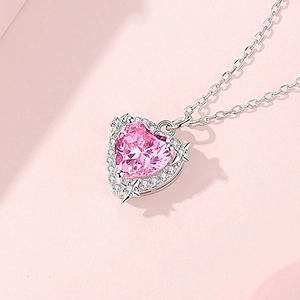 Collana in argento S925 con ciondolo a cuore rosa e accenti di stelle scintillanti