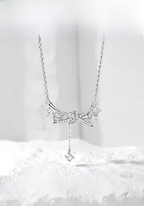 Détail du collier noeud en argent sterling S925 avec pampilles en zircon brillant