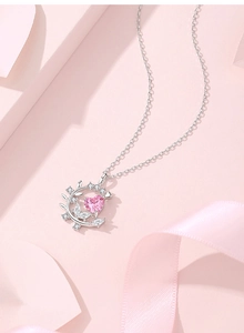 Dettaglio della collana in argento S925 con zircone a cuore rosa e ciondolo farfalla
