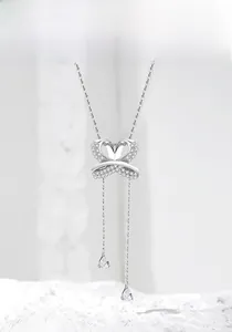 Vue détaillée du pendentif cœur cygne en argent S925 avec glands en zircone sur pierre