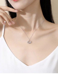 Vue macro du pendentif couronne en argent S925 avec détails lune, étoile et zircons