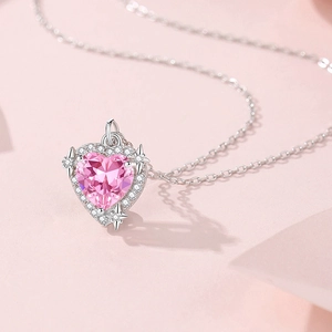 Collana con pendente a cuore rosa in argento S925 con accenti a stella luminosi