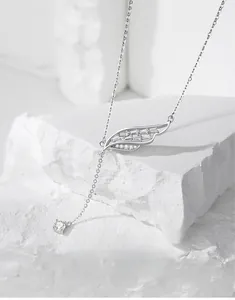 Dettaglio macro della collana in argento S925 con ala di farfalla e nappa pendente