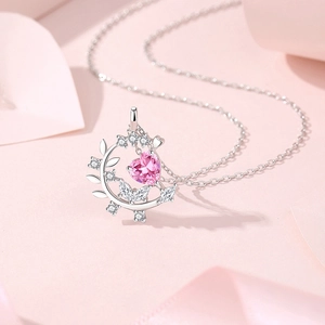 Elegante collana in argento s925 con pendente a cuore rosa e motivi di foglie in zircone