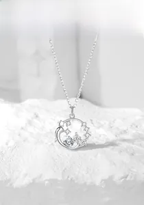 Détail du collier couronne en argent S925 avec motifs lune, étoile et zircons blancs