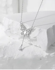 Détail du collier papillon en argent S925 avec glands en zircon et pendentif goutte