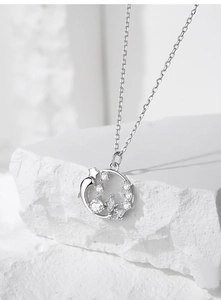 Gros plan du pendentif couronne en argent S925 avec détails scintillants de lune et d'étoile