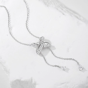 Collier cœur en argent S925 avec pampilles scintillantes sur fond de pierre blanche