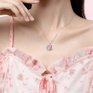 Collana luna e cuore rosa in argento S925 con zirconi indossata da una modella