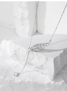 Dettaglio macro della collana ad ali in argento S925 con pendente a nappa in zircone su pietra