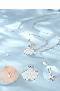 Vue détaillée du pendentif feuille de ginkgo en argent S925 avec nacre blanche
