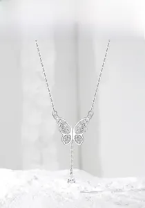 Détail macro du collier nœud en argent S925 avec zircons et pendentif en goutte