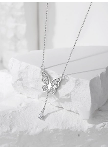 Détail du collier avec pendentif nœud en argent S925 et zircons sur pierre blanche