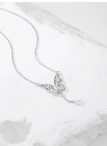 Détail du collier papillon en argent S925 avec glands en zircon sur pierre blanche