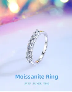 Makroaufnahme der S925 Silber-Moissanit-Ring mit sieben Steinen in Krappenfassung