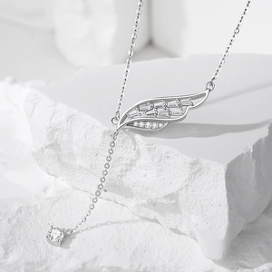 Collana in argento S925 con ali d'angelo e zirconi su sfondo di pietra naturale bianca