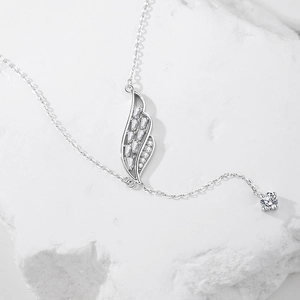 Collana ala in argento S925 con ciondolo nappa in zircone su sfondo di pietra bianca