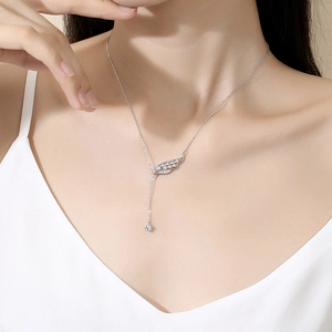 Elegante collana ad ali in argento sterling S925 con nappa e zircone su una modella