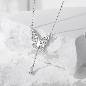 Collier en argent S925 avec pendentif papillon évidé et pompons en zircon sur pierre