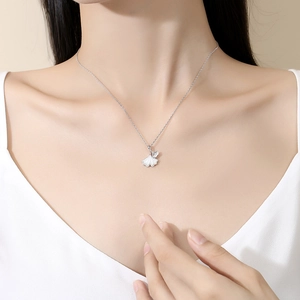 Élégant collier en argent S925 avec pendentif feuille de ginkgo en nacre pour femme