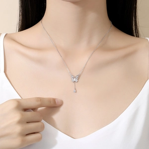Élégant collier à pampilles en argent S925 avec pendentif délicat sur un mannequin femme