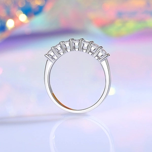 S925 Sterling Silber Halbe-Eternity-Ring mit sieben brillantgeschliffenen Moissanit-Steinen