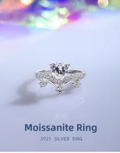 Macro di anello a corona in argento S925 con moissanite a cuore su base a specchio