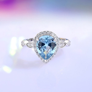 Élégante bague en argent S925 sertie d'une pierre bleu clair taille poire et halo