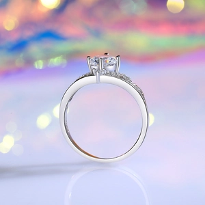 Classic moissanite crown ring in 925 sterling silver with a brilliant 1-carat round stone