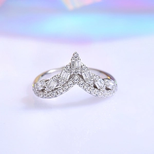 Elegant S925 sterling silver V-shape crown ring with sparkling marquise and round diamonds