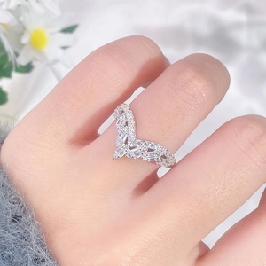 Elegant S925 silver V-shaped crown ring with sparkling marquise cut zircons