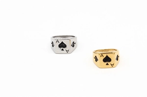 Dettaglio dei modelli di anello a sigillo asso di picche in argento e oro su fondo bianco